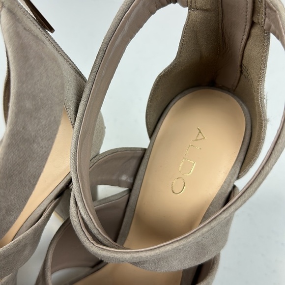 Aldo Woman’s Heels 8.5 Block Heel 4” Gold Detail Zipper Closure Taupe Suede - Picture 2 of 7